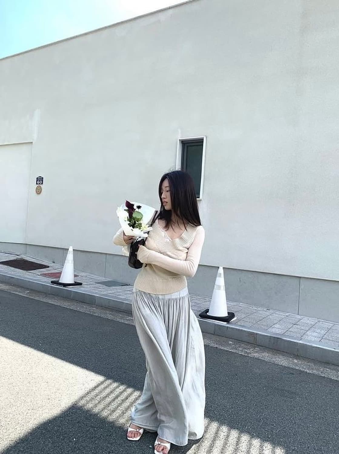 이알로이지 애쉬 베이지 브이넥 니트 상품이미지4