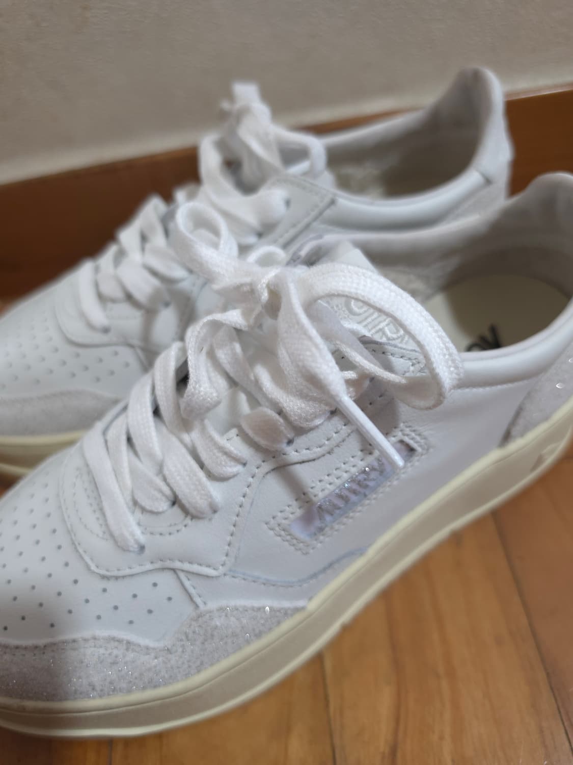 오트리 메달리스트 화이트 스니커즈 상품이미지2