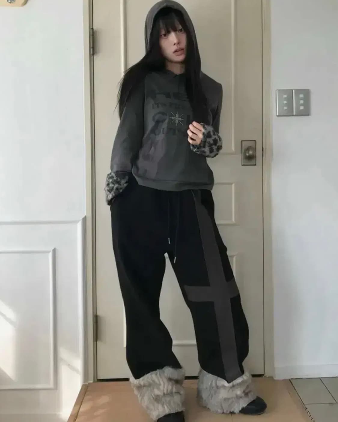 러브이즈트루 EV FUR TRIM TRAINING PANTS(BLACK) 상품이미지1