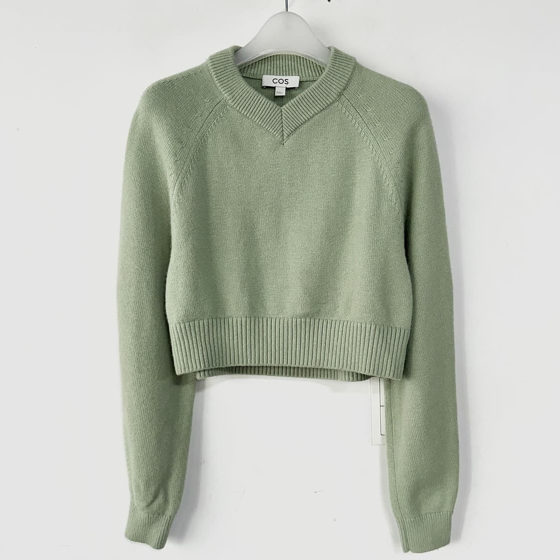 코스 COS 크롭 브이넥 울 스웨터 상품이미지1