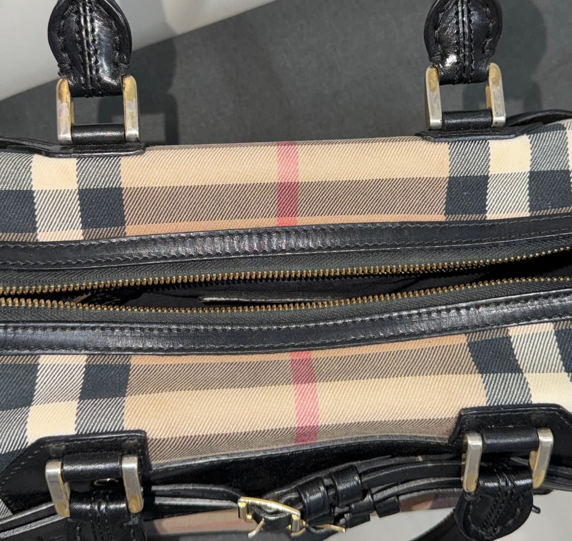 버버리 체크 패턴이 돋보이는 클래식 핸드백입니다. 상품이미지8