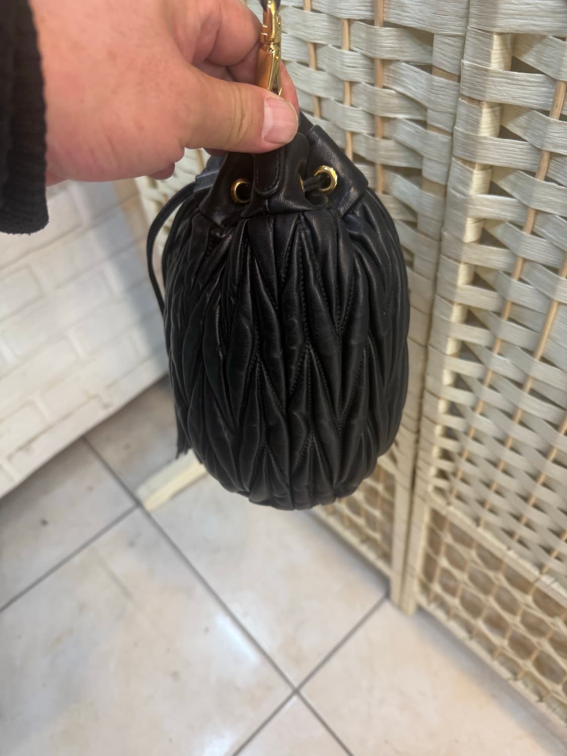 정품 미우미우 마테라쎄 나파 버킷백 팝니다 상품이미지3