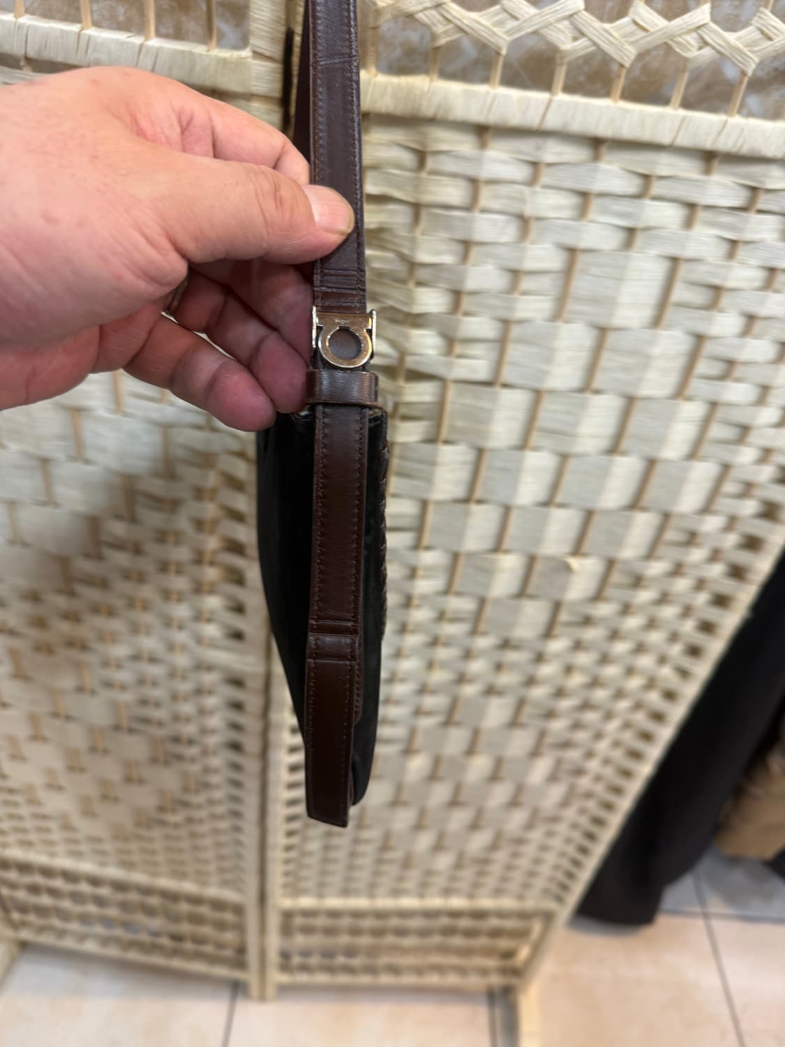 정품 페레가모 스웨이드 숄더백 팝니다 상품이미지4