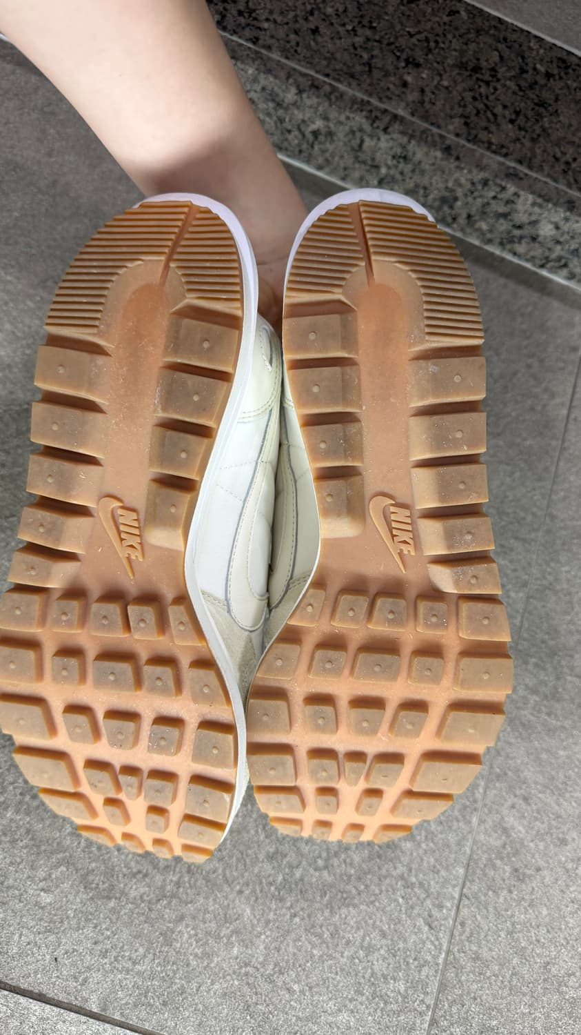 나이키 사카이 화이트 앤 검 245 상품이미지3