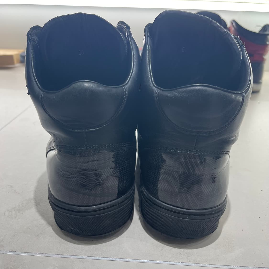 루이비통 스파이 블랙 컬러 스니커즈 상품이미지3