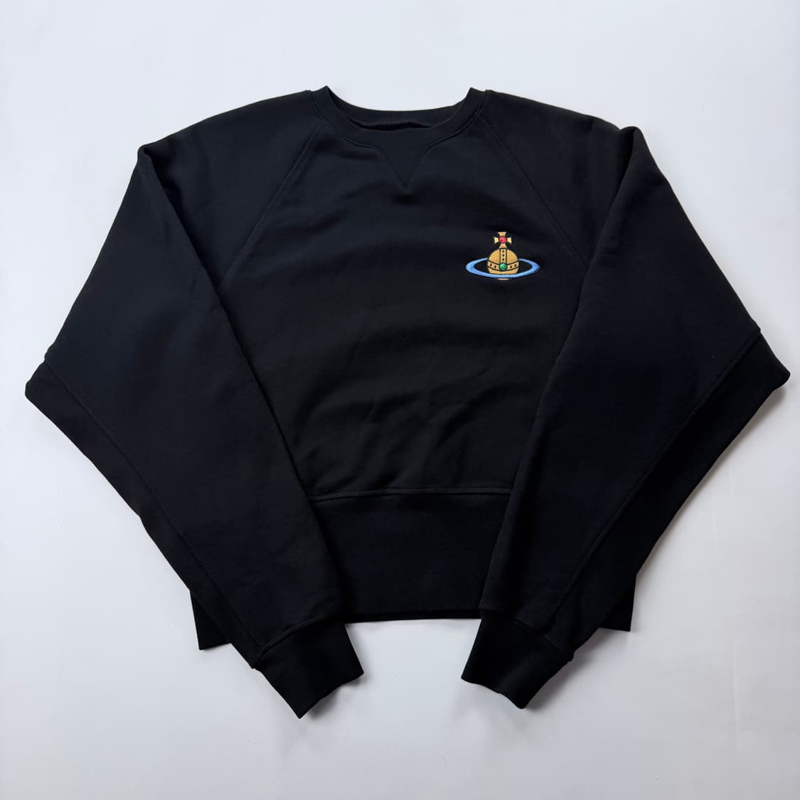 비비안웨스트우드 ORB 자수로고 크롭 맨투맨 상품이미지1