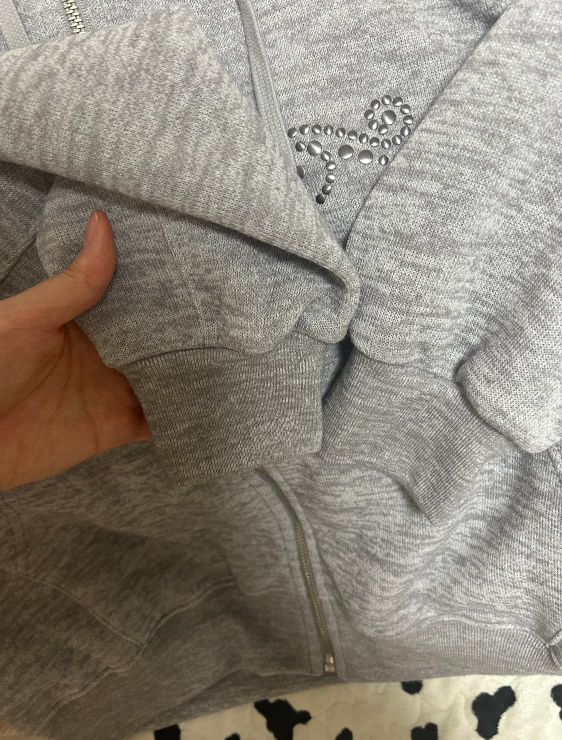 (새상품) 폴리수엠 니트재질스터드후드집업  상품이미지2