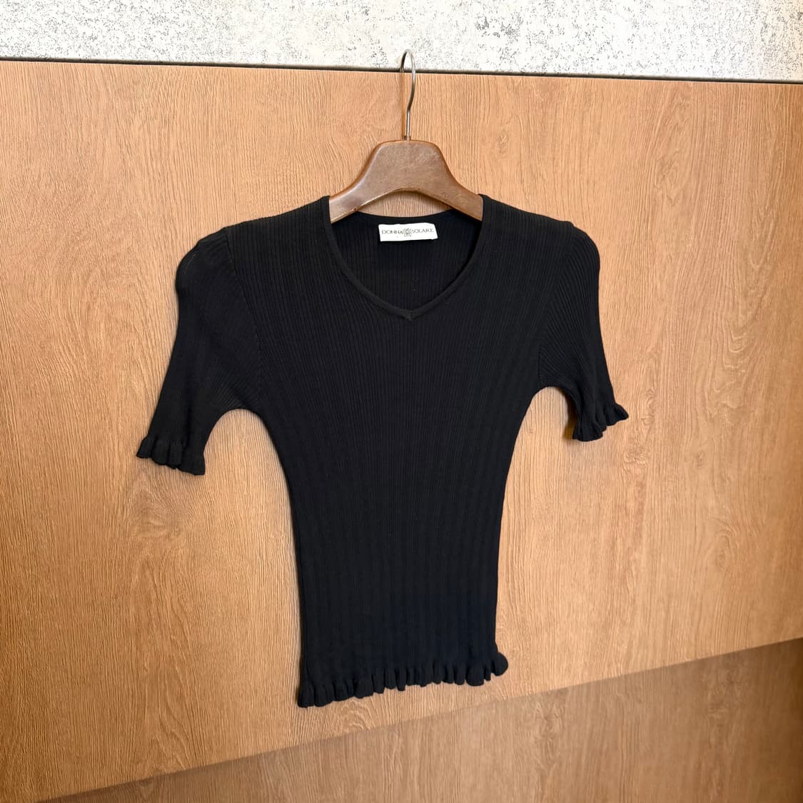 빈티지 브이넥 반팔 골지 니트 소매 프릴 디테일 슬림핏 블랙 상품이미지1