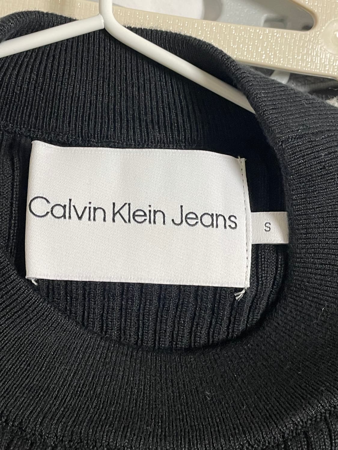 캘빈클라인 블랙 컷아웃 크롭 니트 S 상품이미지3