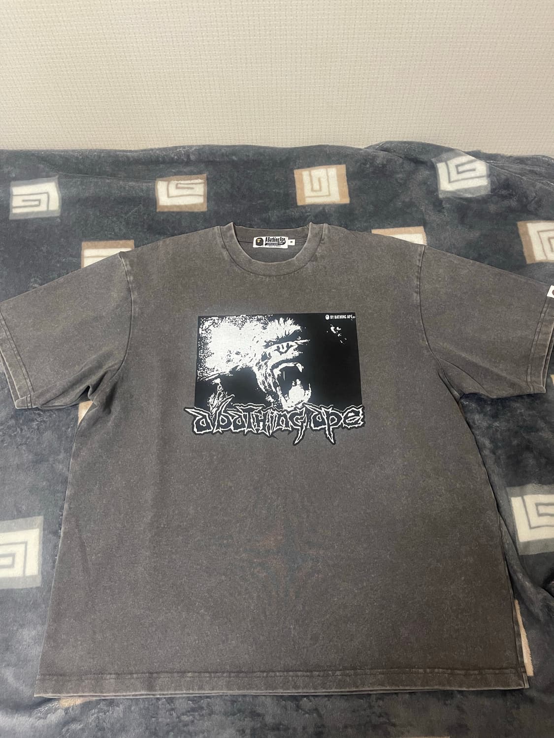 베이프 릴렉스핏 반팔 M 사이즈 그레이 판매합니다 상품이미지1