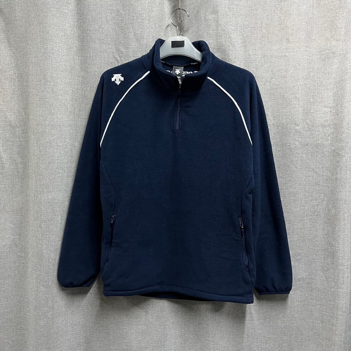 [100] 데상트 네이비 폴라 플리스 하프집업 긴팔티 상품이미지1