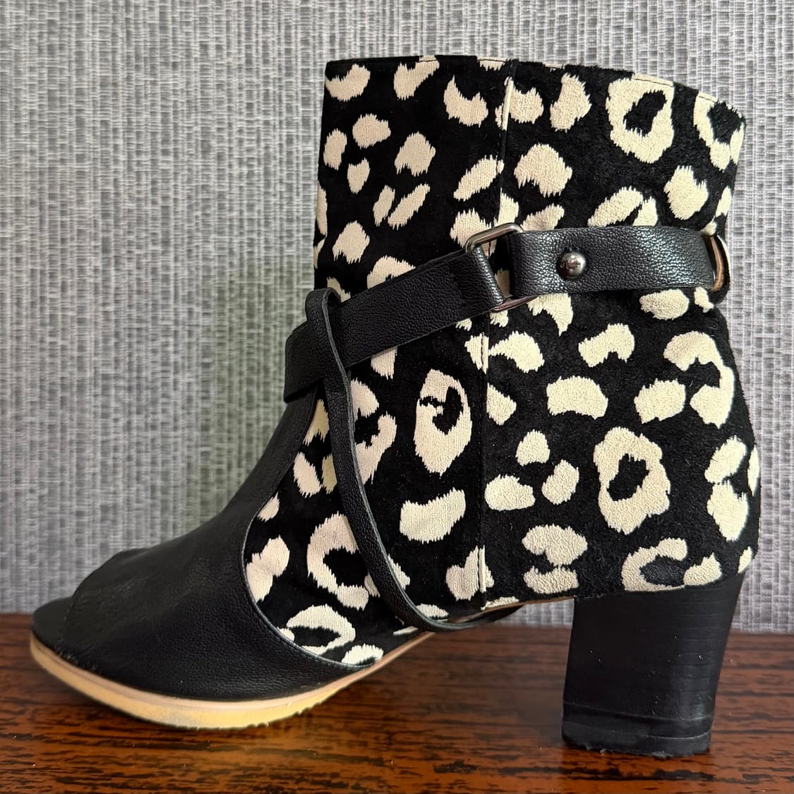 레오파드 배색 패턴 오픈토 버클 앵클 부츠 호피 블랙 레더 스트랩 부티 상품이미지4