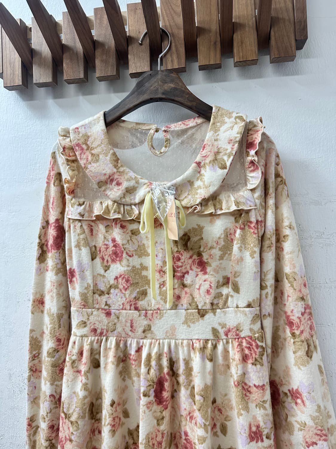 택있는 새상품 Liz Lisa 리즈리사 플라워 프릴 둥근 카라 원피스 상품이미지3