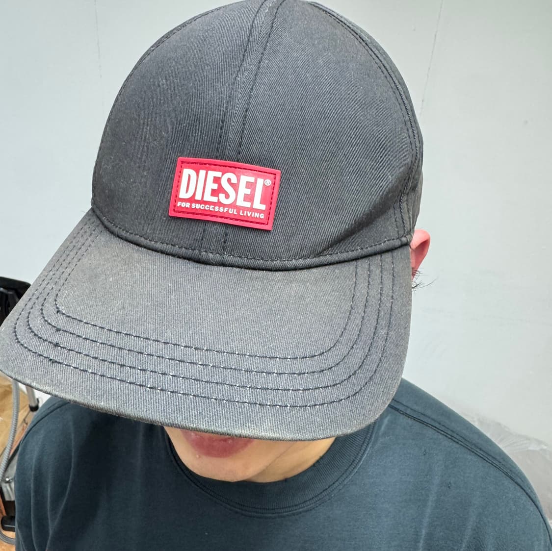 DIESEL 디젤 블랙 로고 볼캡 Free size - 착샷 o 상품이미지7