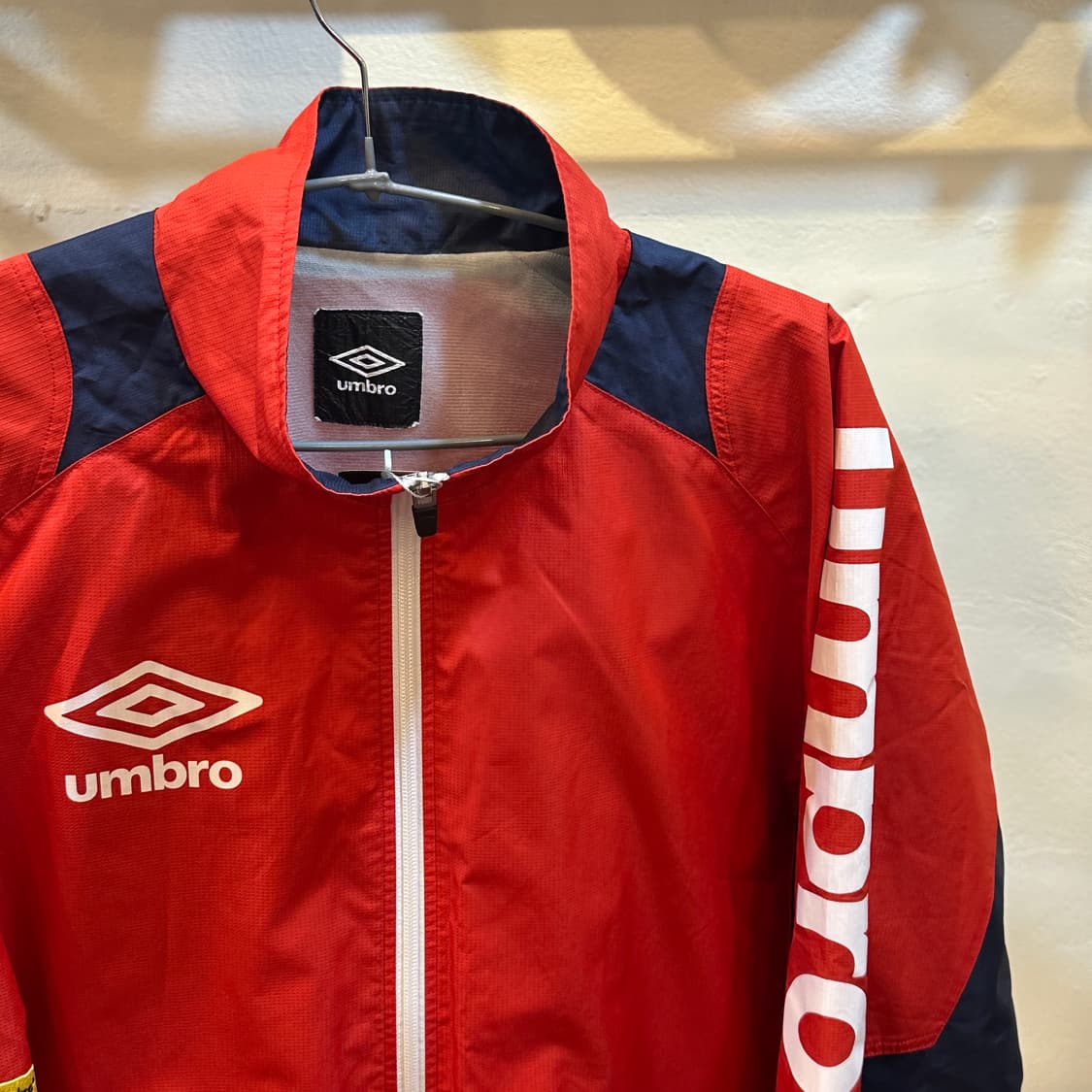 엄브로 바람막이 자켓 레드 네이비 100 상품이미지2