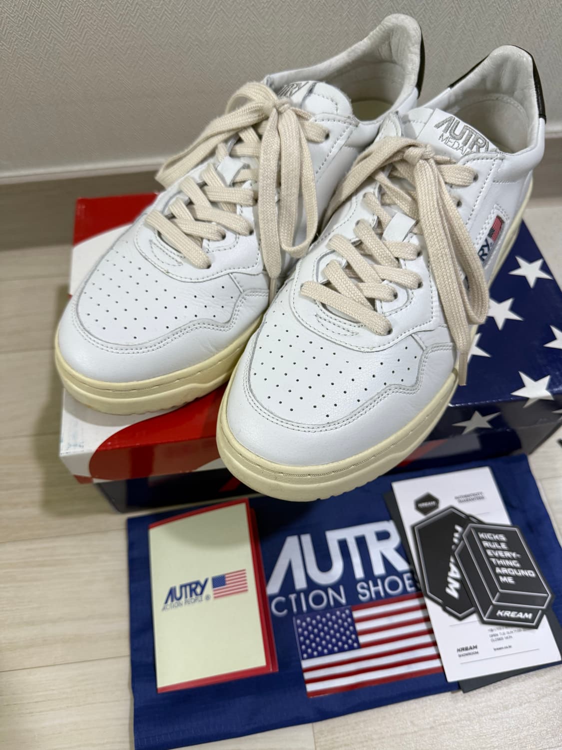 오트리 메달리스트 로우 레더 스니커즈 화이트 블랙 상품이미지3