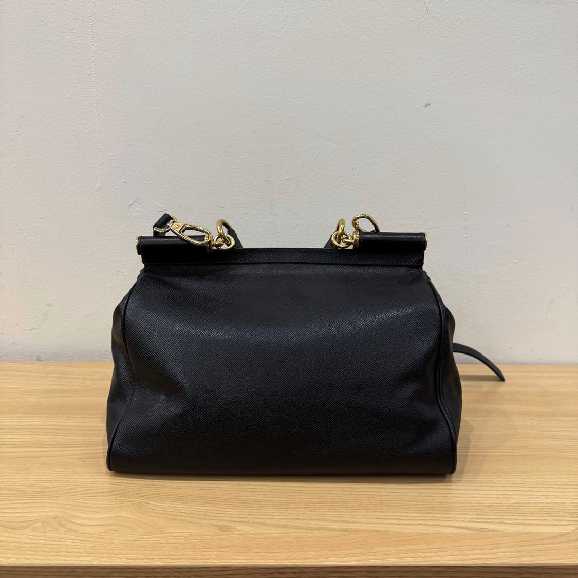 돌체앤가바나 골드 로고 토트백 탑핸들 숄더 스트랩 디테일 블랙 상품이미지2