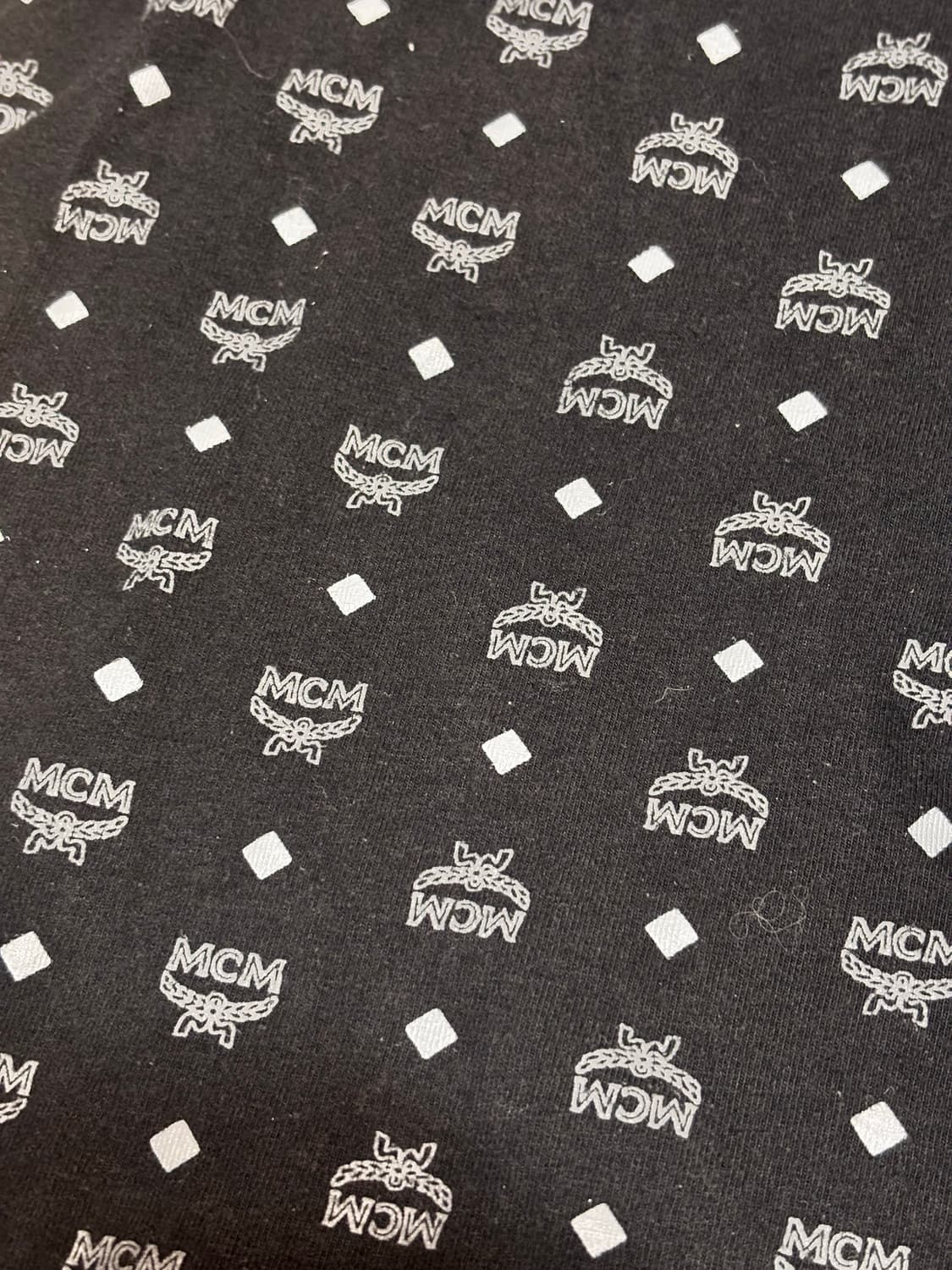 MCM 빈티지 클래식 로고 반팔 브이넥 티셔츠  상품이미지2