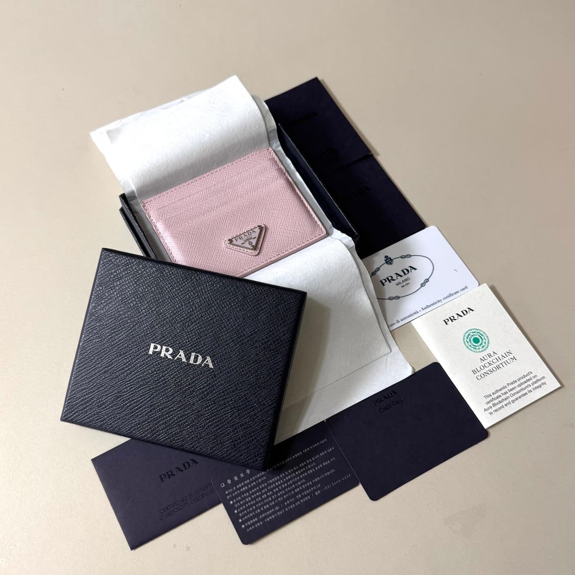 [백화점판/당일출고]프라다 삼각로고 사피아노 카드지갑 상품이미지1