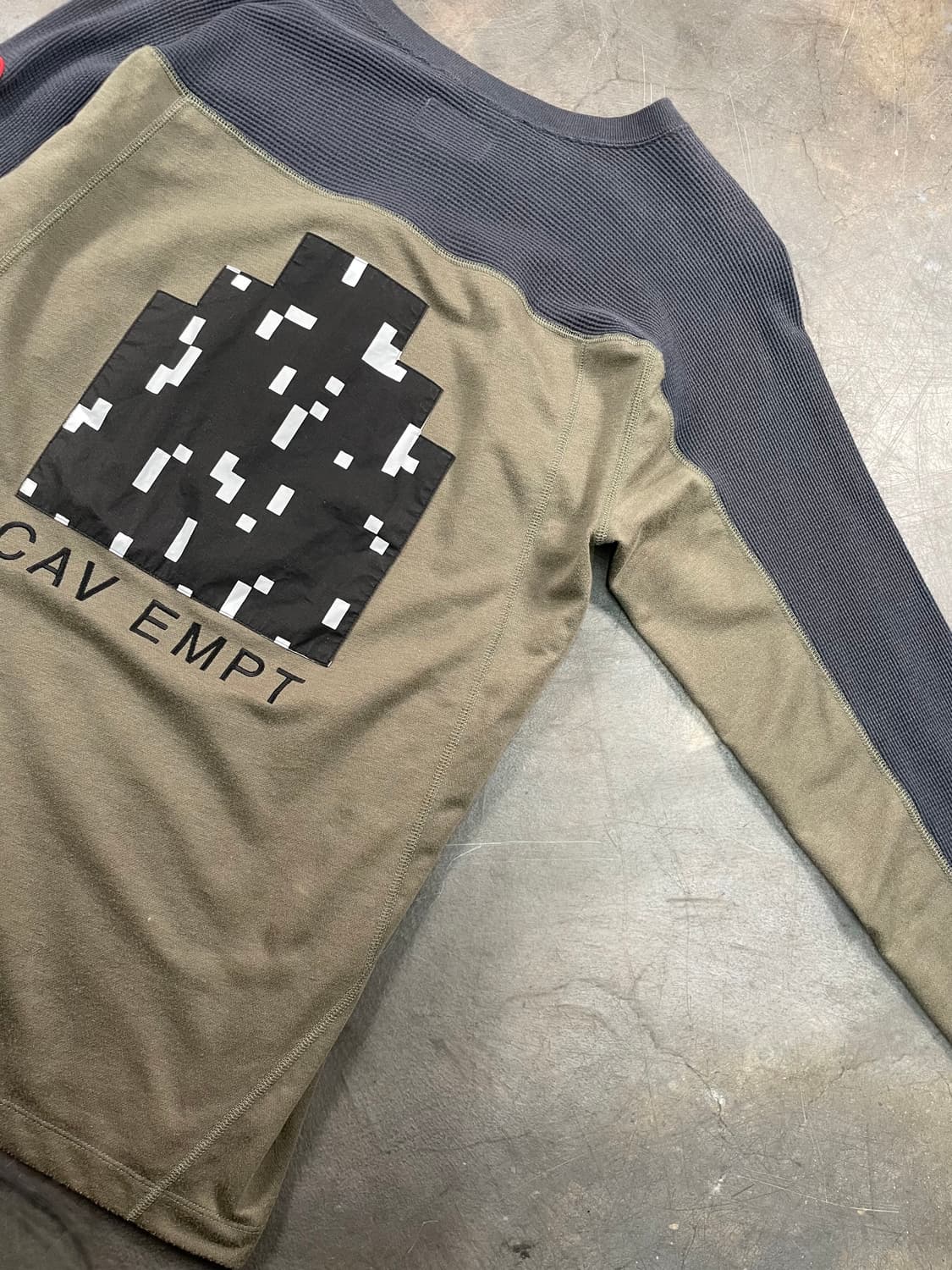 카브엠트 투톤 픽셀 그래픽 와플 롱 슬리브 상품이미지3