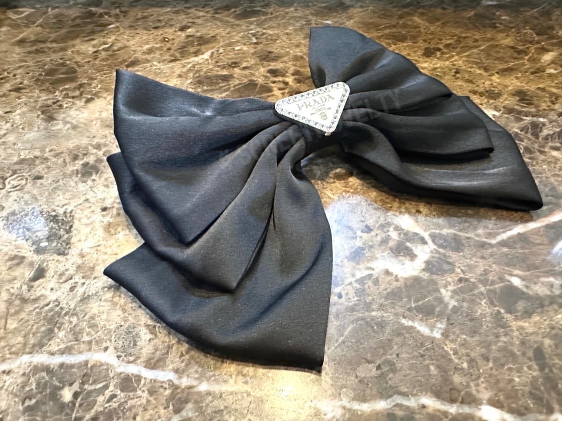 프라다 화이트로고 헤어핀 블랙 상품이미지4