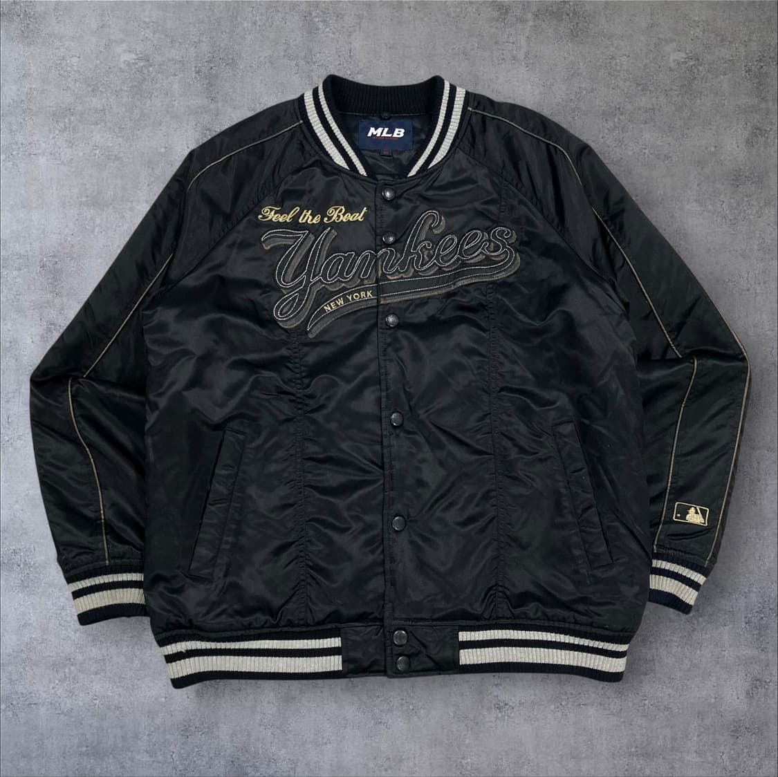 MLB 블랙 컬러 뉴욕양키스 빅로고 바시티 자켓 상품이미지1