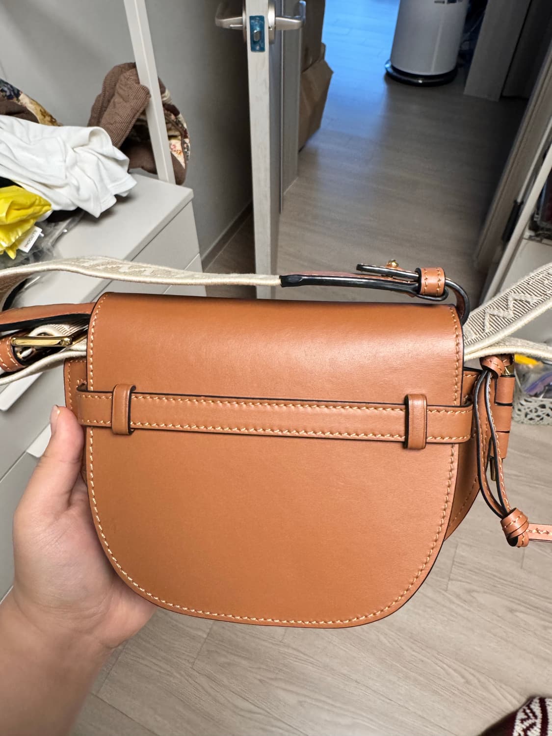 로에베 게이트백 미니 탄 상품이미지2