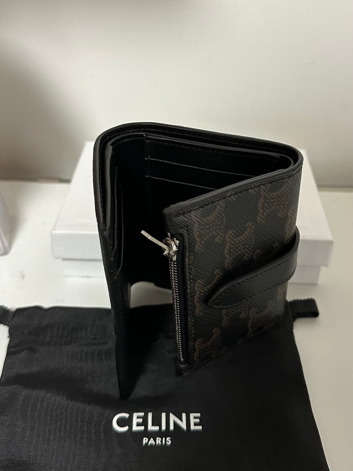 셀린느 파인 스트랩 트리옹프 지갑 상품이미지1