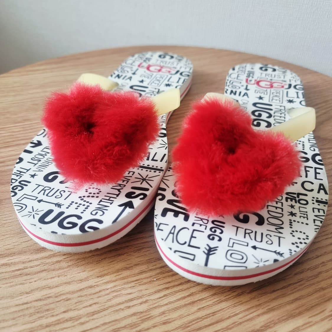 UGG 어그 하트폼폼이 플립플랍 쪼리 샌들 슬리퍼 (240/7) 상태최상 상품이미지3