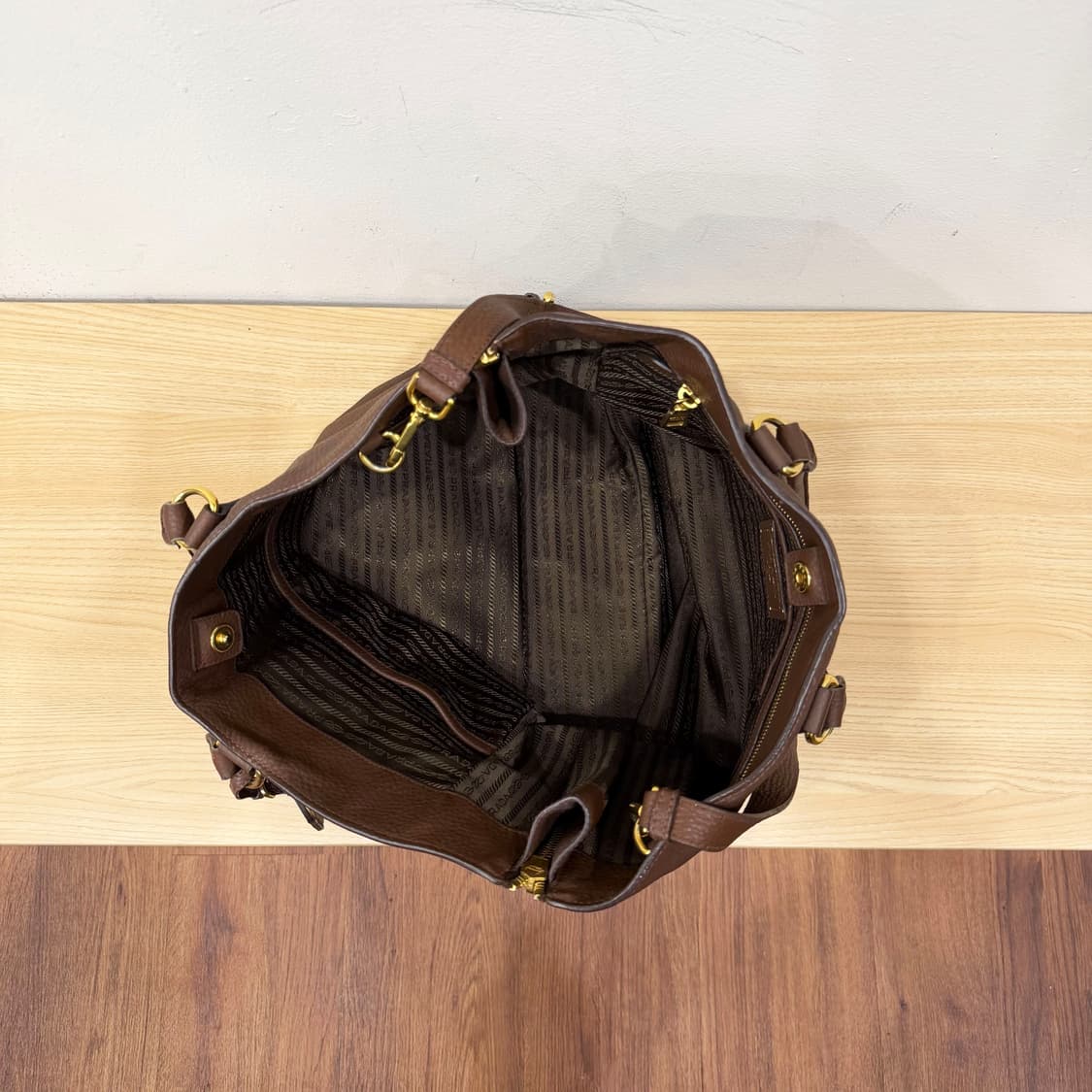 프라다 레더 토트백 골드 로고 더블 핸들 사이드 지퍼 디테일 브라운 상품이미지5