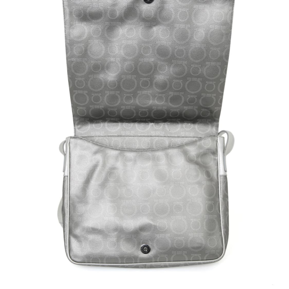 페라가모 간치니 숄더 플랩 크로스백 21-7915 메탈릭 실버 상품이미지10