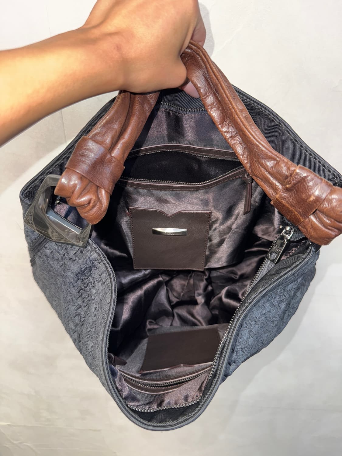 DKNY black logo hobo bag 상품이미지5