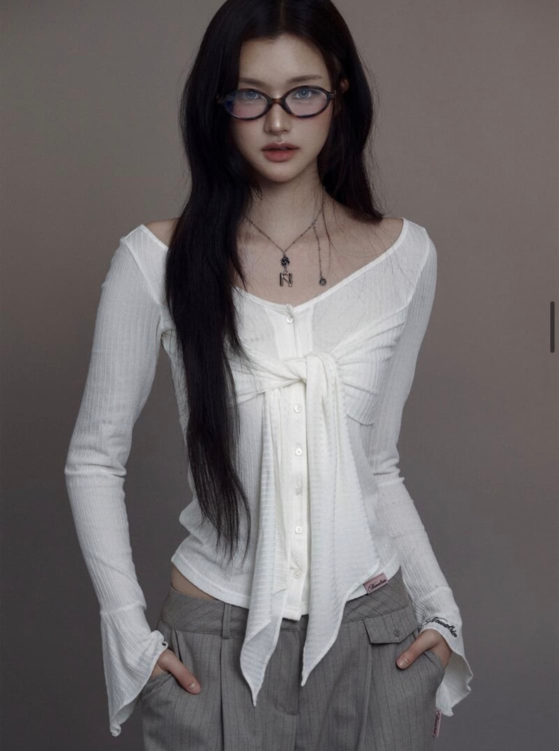 뉴얼린 달링 트위스트 Darling Twist 아이보리 버튼 블라우스 상품이미지1