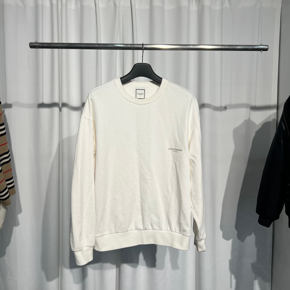 (48) 우영미 백로고 그래픽 맨투맨 화이트 상품이미지2