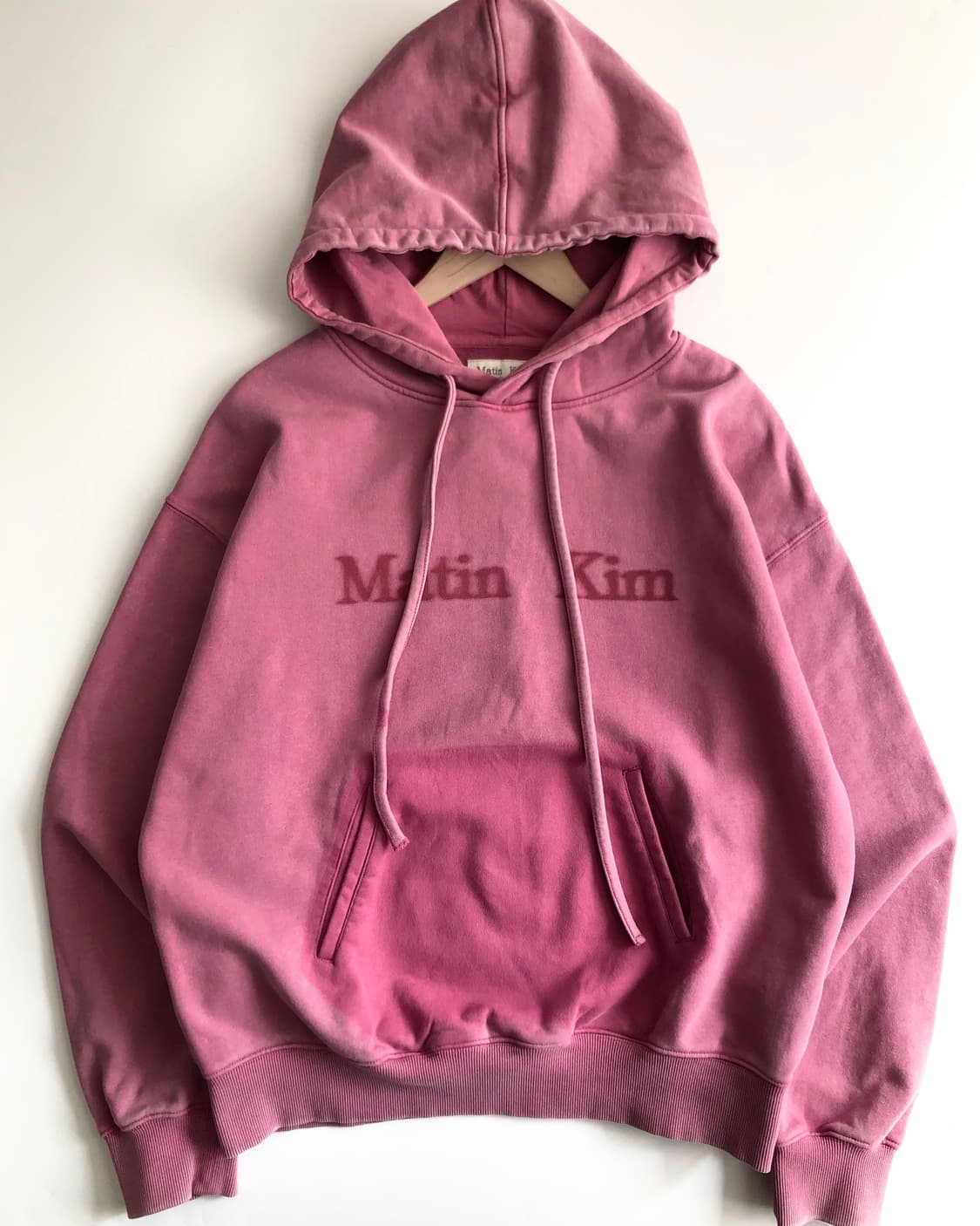 Matin Kim 마뗑킴 피그먼트 핑크 후드티 상품이미지3