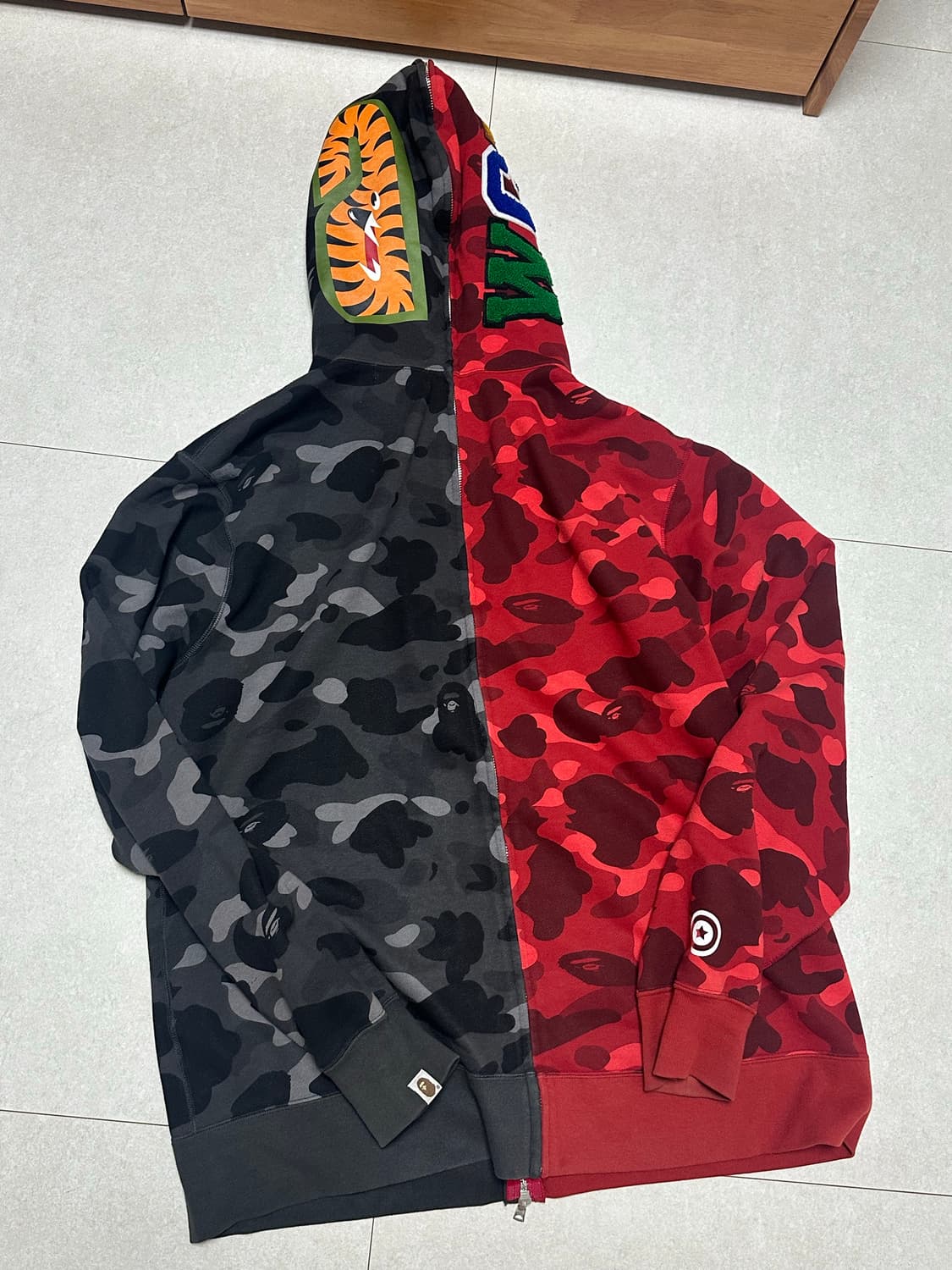 베이프 컬러 카모 세퍼레이트 샤크 후드집업 레드 블랙 상품이미지2