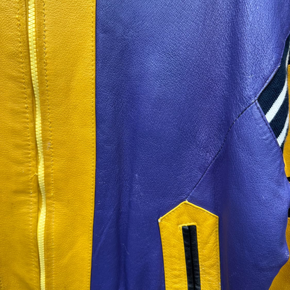 90s USA VINTAGE 레더 바시티자켓 후면 농구공 자수 포인트 상품이미지6