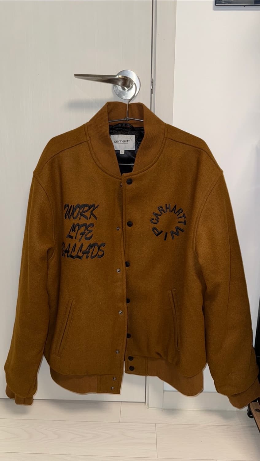 칼하트 WIP 워크 바시티 봄버 딥 해밀턴 브라운 상품이미지1