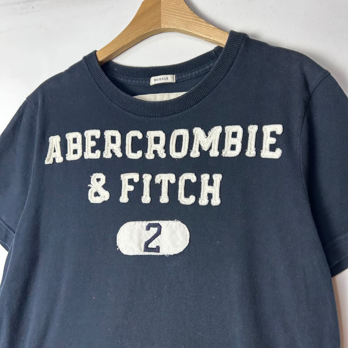 [Abercrombie] 아베크롬비 레터링자수 반팔티셔츠 상품이미지2