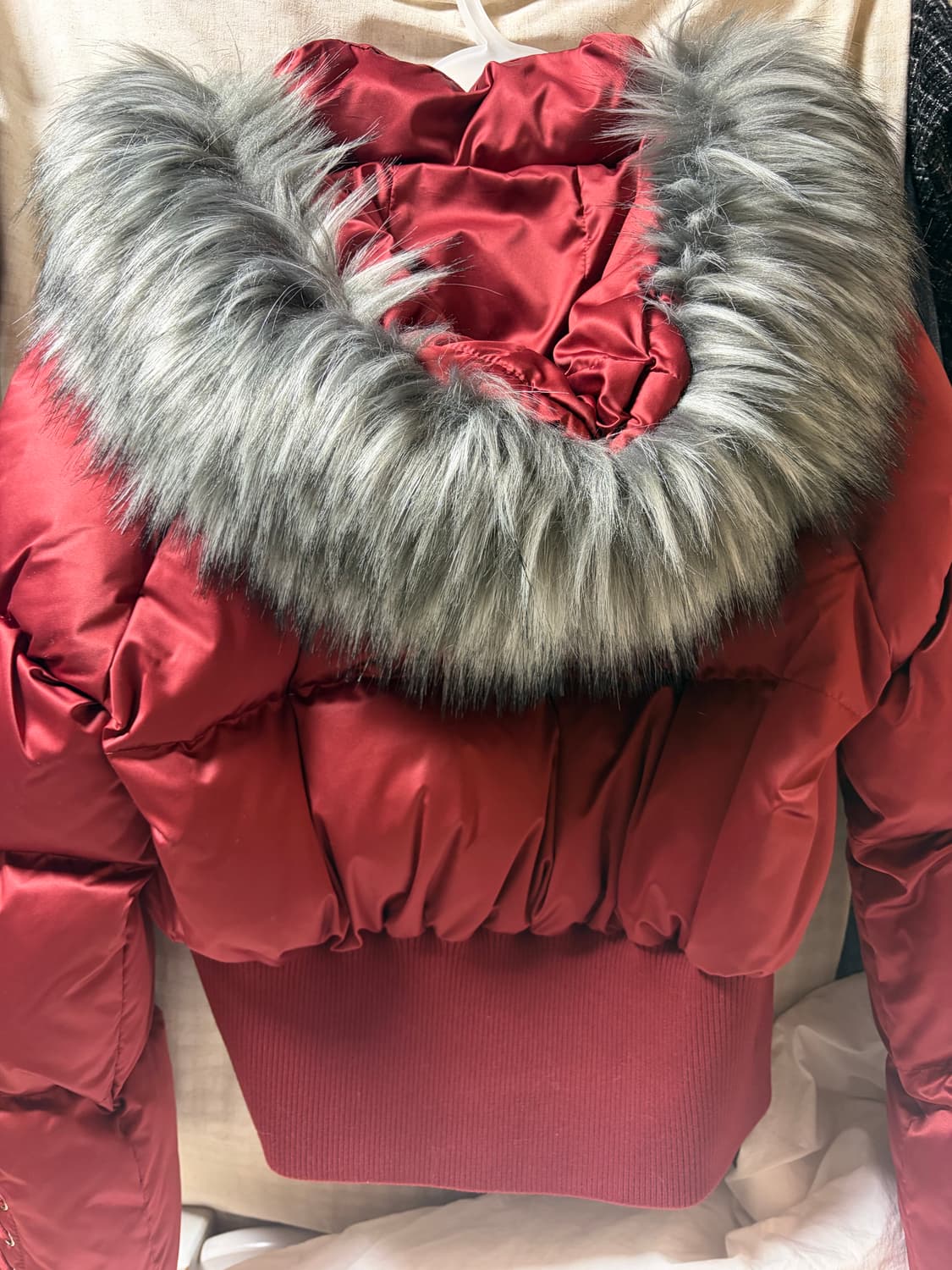 (새상품)샵코르 프리티드래곤 퍼후드 크롭패딩 버건디레드 상품이미지8