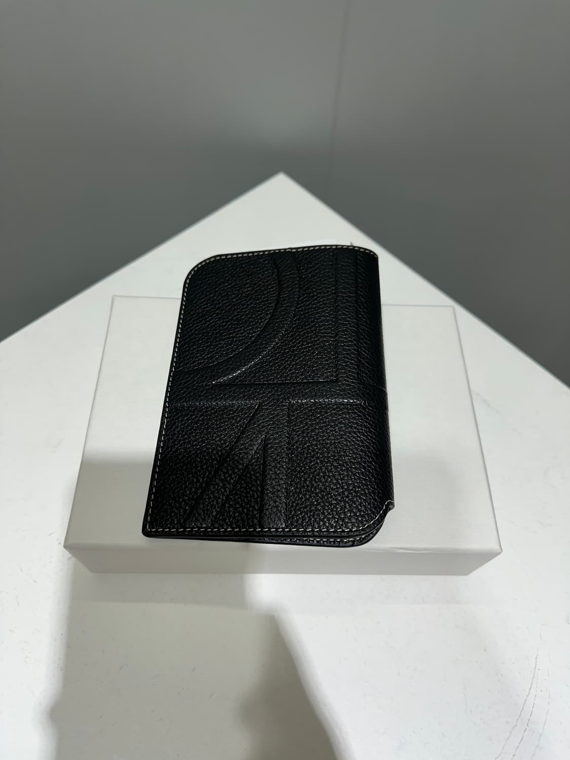 (정품/새상품) TOTEME 토템 여성 블랙 모노그램 레더 여권 지갑 상품이미지2