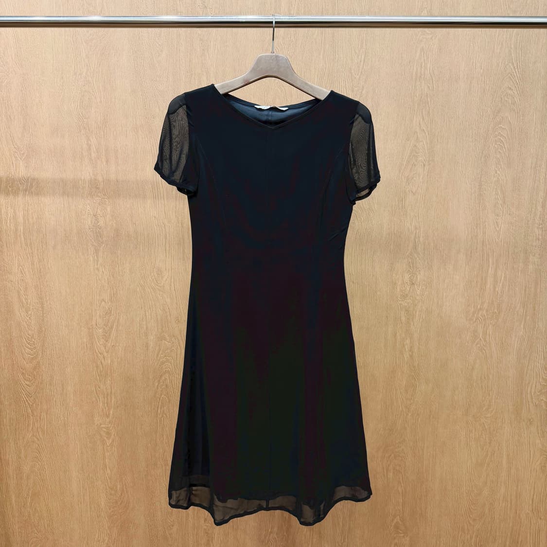 막스마라 페니블랙 브이넥 미디 원피스 시어 슬리브 쉬폰 배색 디테일 블랙 상품이미지2