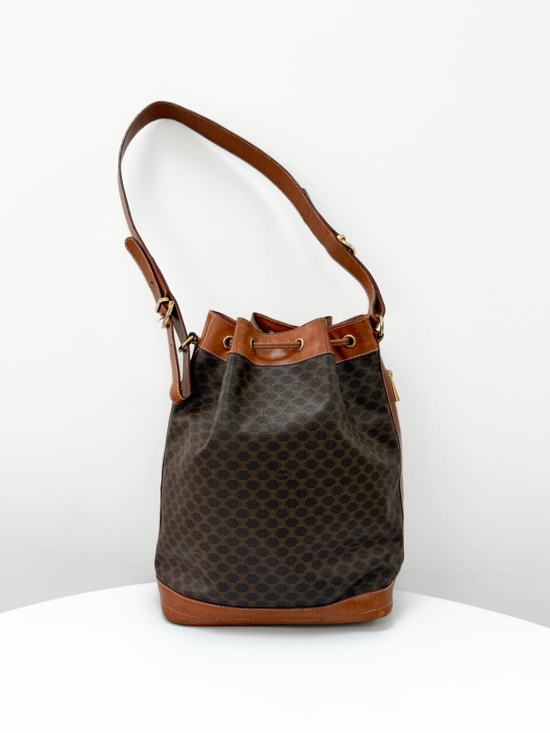 셀린느 마카담 트리오페 드로우스트링 버킷백 상품이미지4