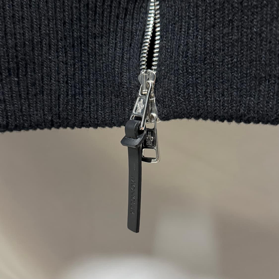 [S+급/M] 23FW 몽클레어 니트패딩 벨벳 집업 블랙 상품이미지7