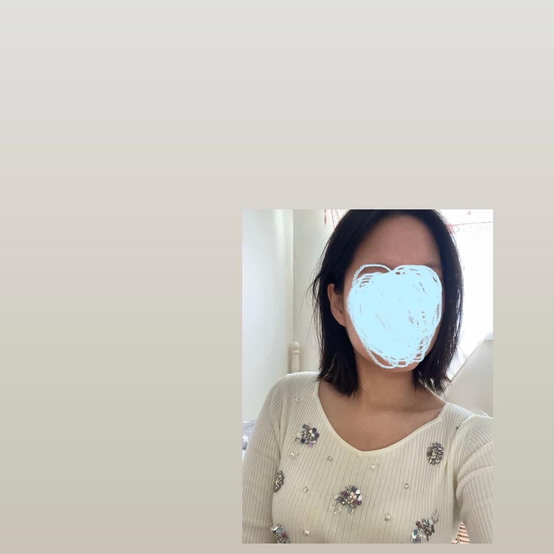 비즈 스팽글 하트넥 니트 상품이미지2