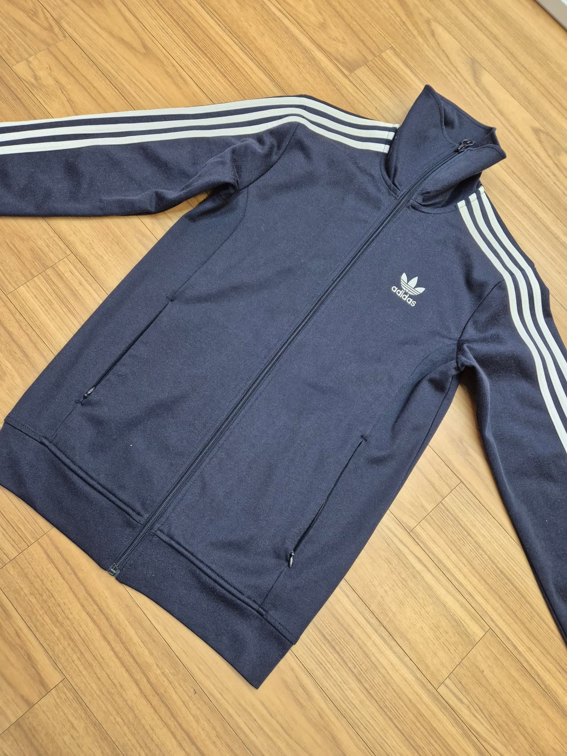 아디다스 유로파 트랙탑 상의 네이비 색상입니다. 사이즈는 90이고, 여성 상품이미지1