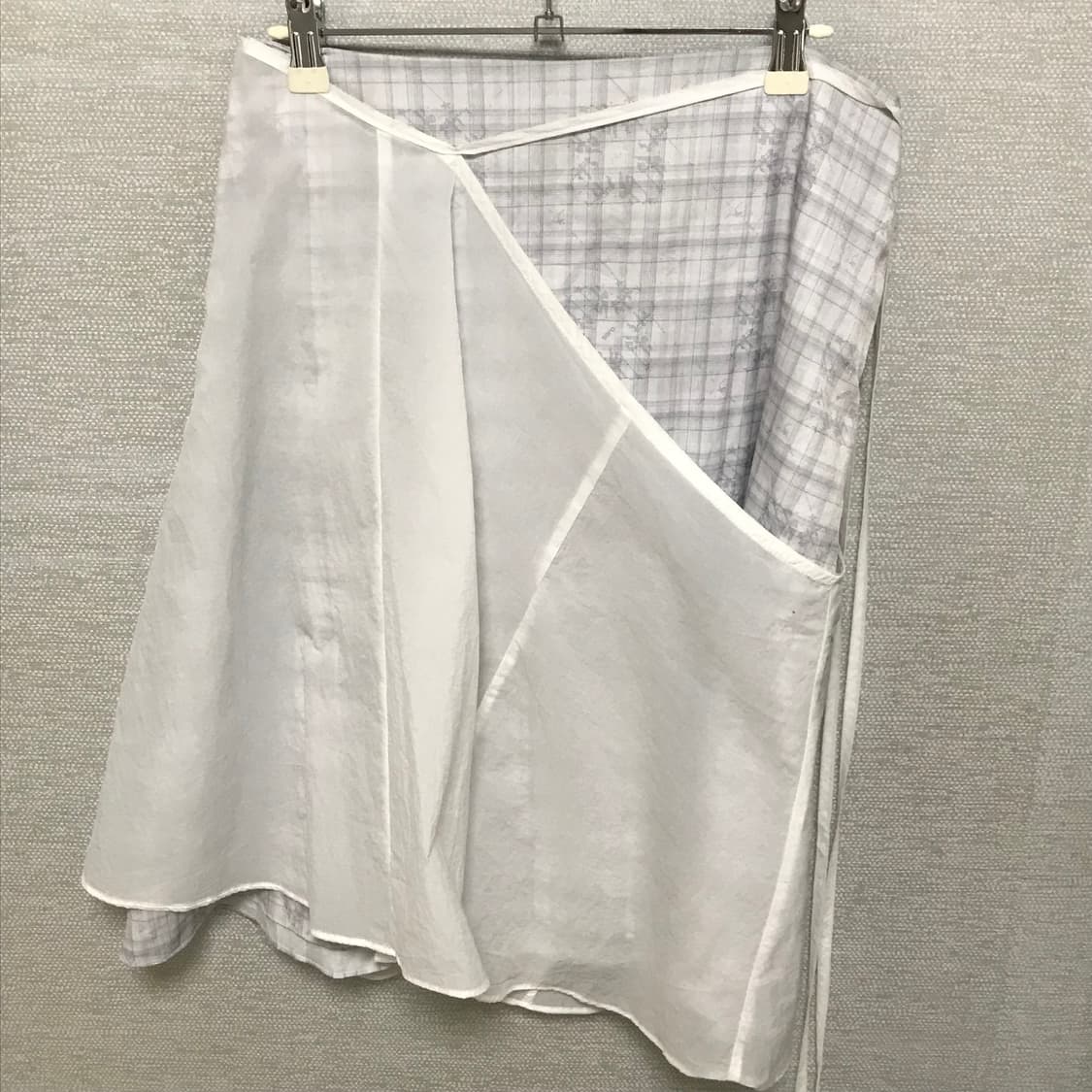 오호스 레이어드 스트랩 플레어 스커트 오프 화이트 상품이미지2