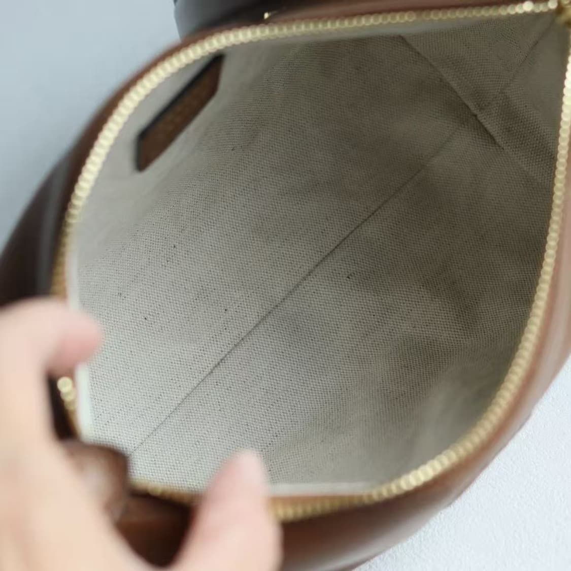 미우 미우 나파 레더 파우치 오크 상품이미지7