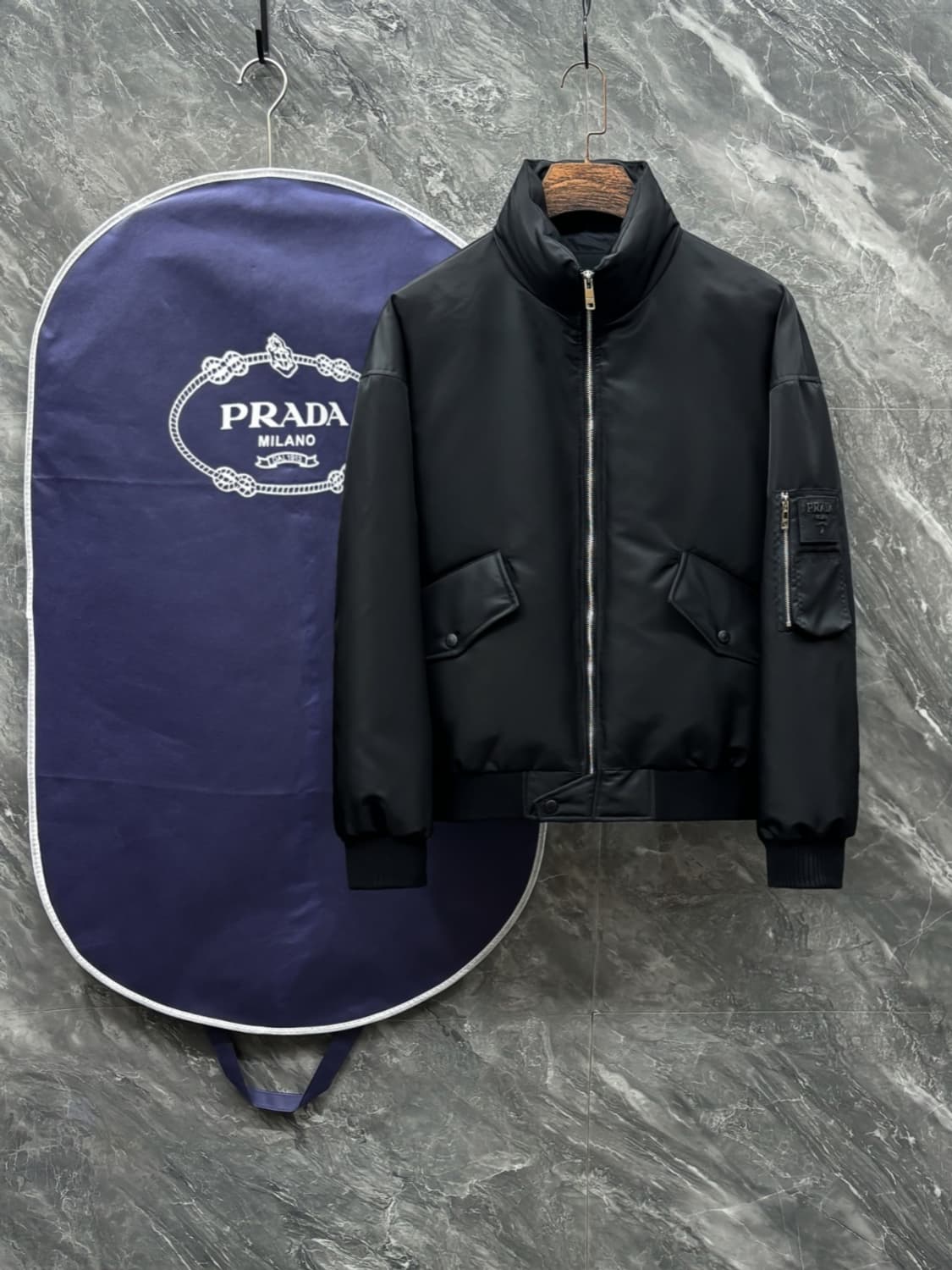 프라다 리나일론 크롭 다운 재킷 블랙 상품이미지1