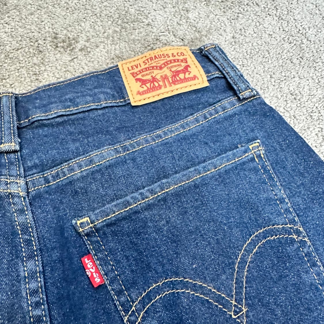 리바이스 하이라이즈 슬릿 데님 미디 스커트(26) 상품이미지6